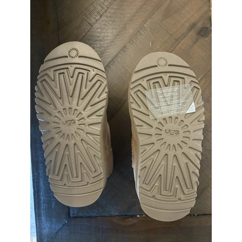NEW UGG  Jona  Suede Shearling TAN SIZE 10 Kid Shoe.  118890T . No Box.